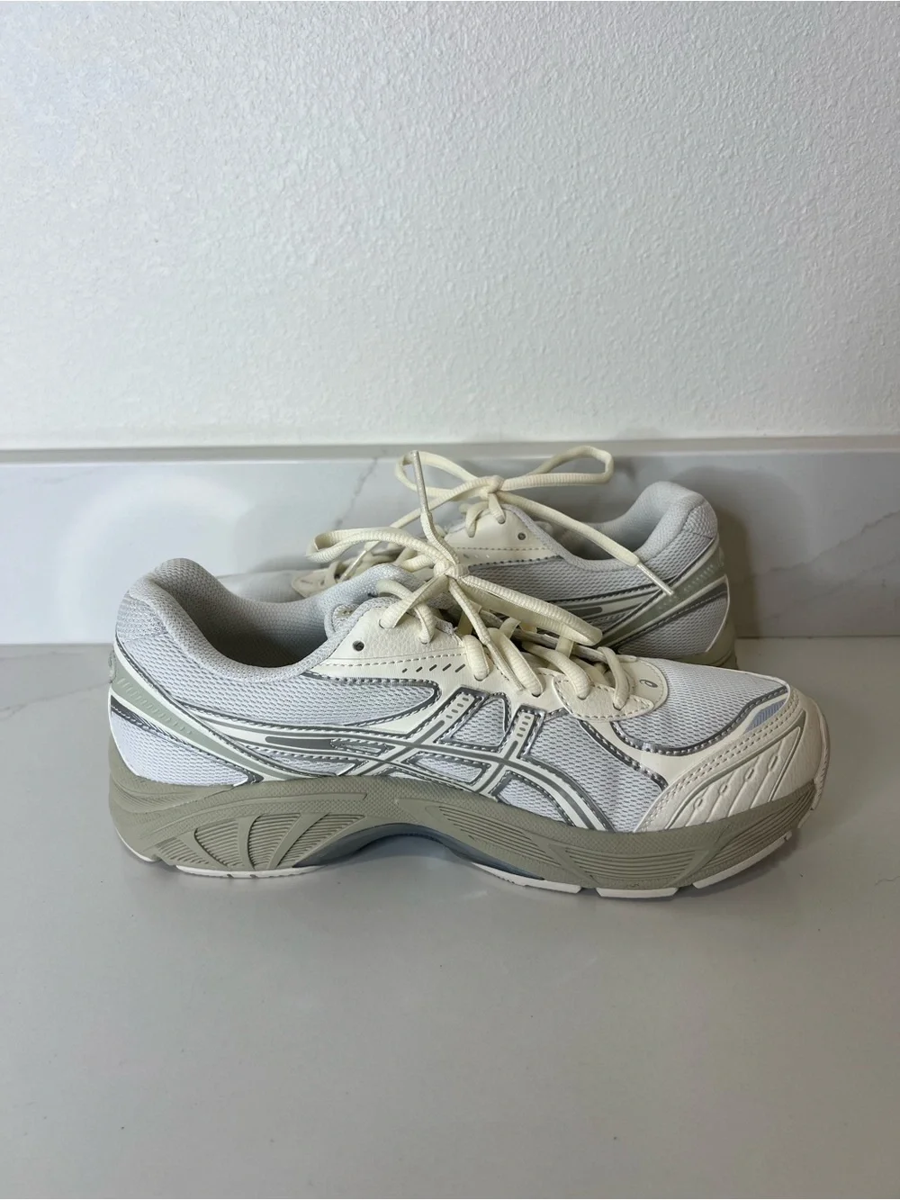 ASICS White and Light Gray Running Sneakers size 6.5